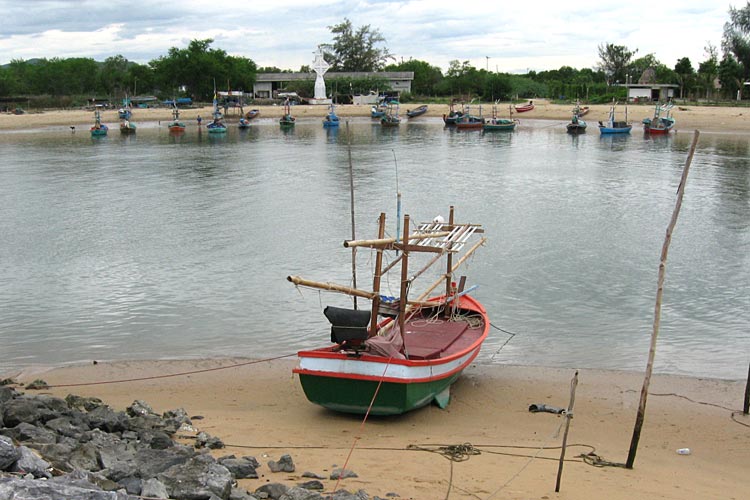 Fisherboat at Pak Nam Pran (see the many boats on the other side of the river)