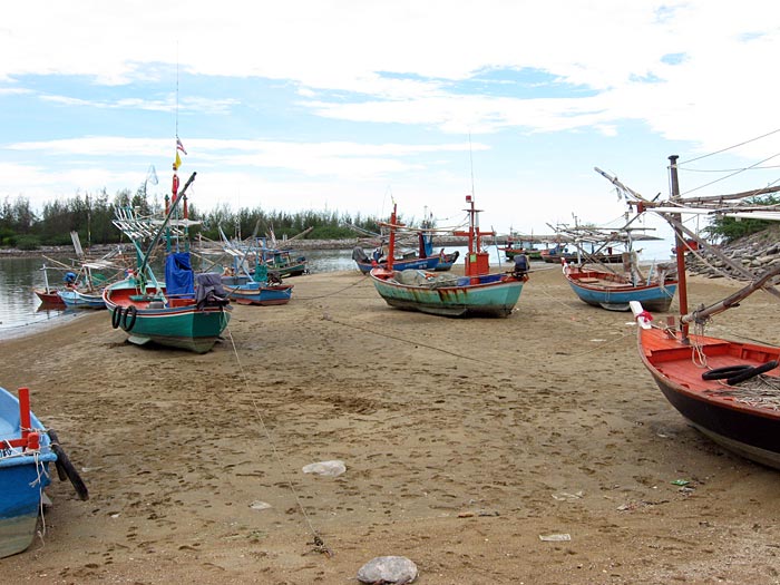 Boats somewhat inland at PakNam Pran ?