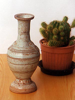 A ceramic vase with white-bluish glaze - Chinese Sung Dynasty