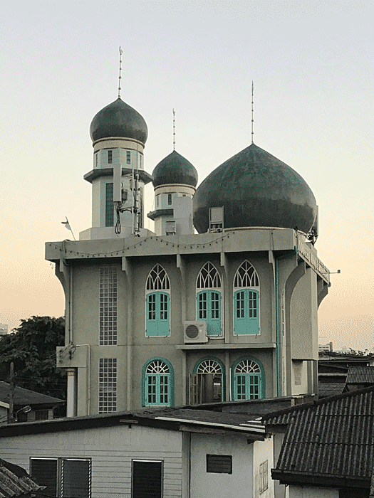Mosque visible close to the walkway between Benjakitti Park and Lumphini Park