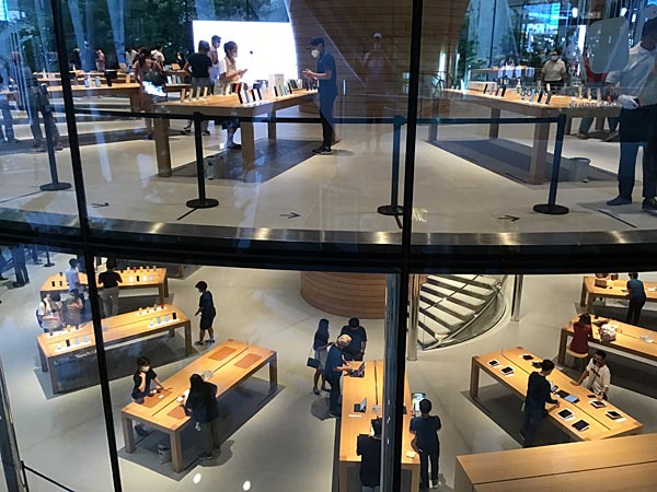 A look inside the large Apple Store in front of CentralWorld (on the plaza)