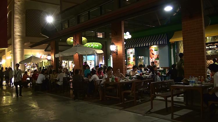 Besides more fancy restaurants (and also Au Bon Pain, Pizza Hut), there is a large open air food court