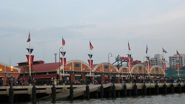 View of the Promenade when arriving by boat from Saphan Taksin