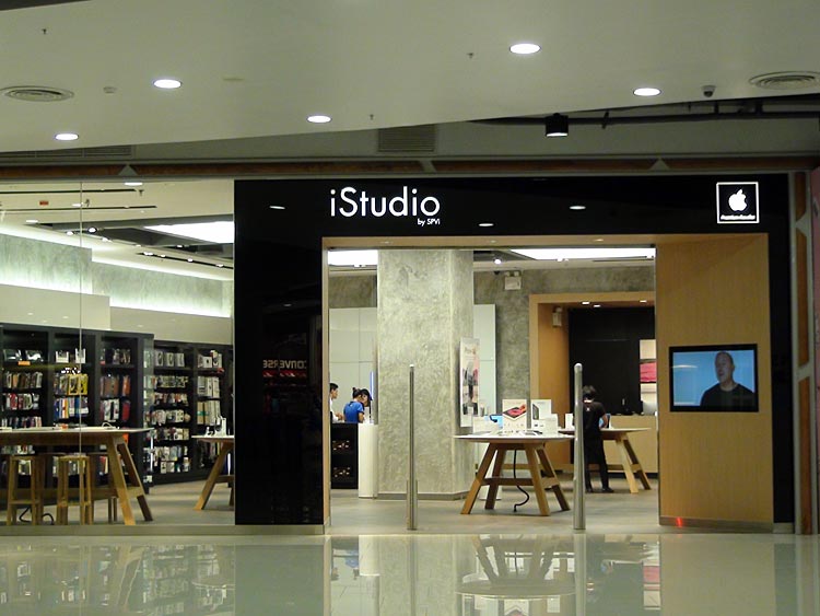 An iStudio is an obligatory part of the technology and IT section on the upper floors