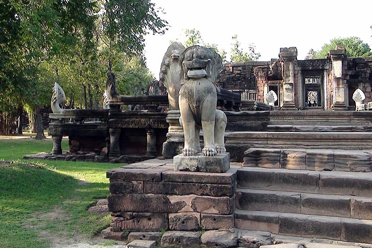 Lion at the entrance to the Naga Bridge