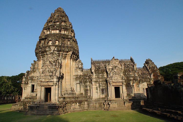 Main Sanctuary at Prasat Hin Phimai : Main Tower to the left, Mandapa to the right