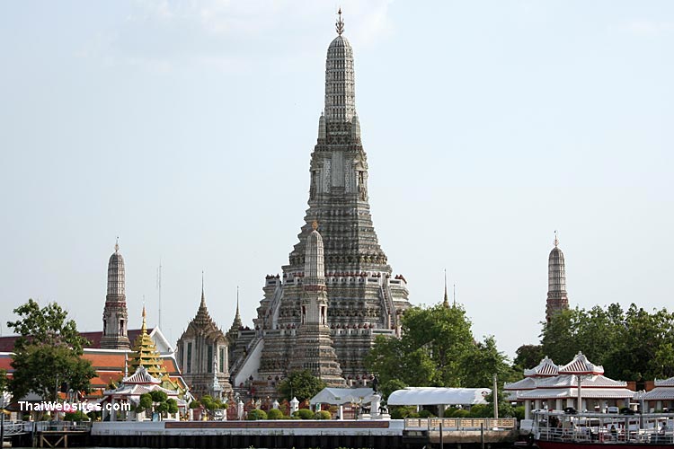 Overview of Wat Arun, as seen from the Chao Phraya River