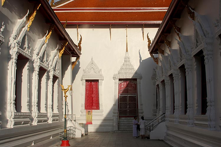 Viharn on the Left, Ubosoth on the Right, Mondop in Front, Wat Mahathat